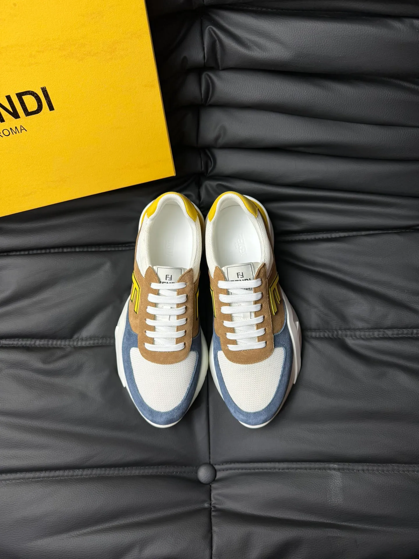 P500 FENDI/FENDI men's new lace-up sports shoes are shipped. They adopt the popular version design in recent years and have a fashionable appearance. Made of high-tech fabrics and suede leather, with Framilon inlays, the shoe body is matched with simple colors, and it looks great on the feet. Diagonally F-shaped three-dimensional corrugated rubber sole, with a 3D style running through the heel. The tongue and sides are decorated with screen-printed FENDI words to interpret the brand style. Paired with fabric lining and foot pads, your feet are comfortable, breathable and full of fashion!